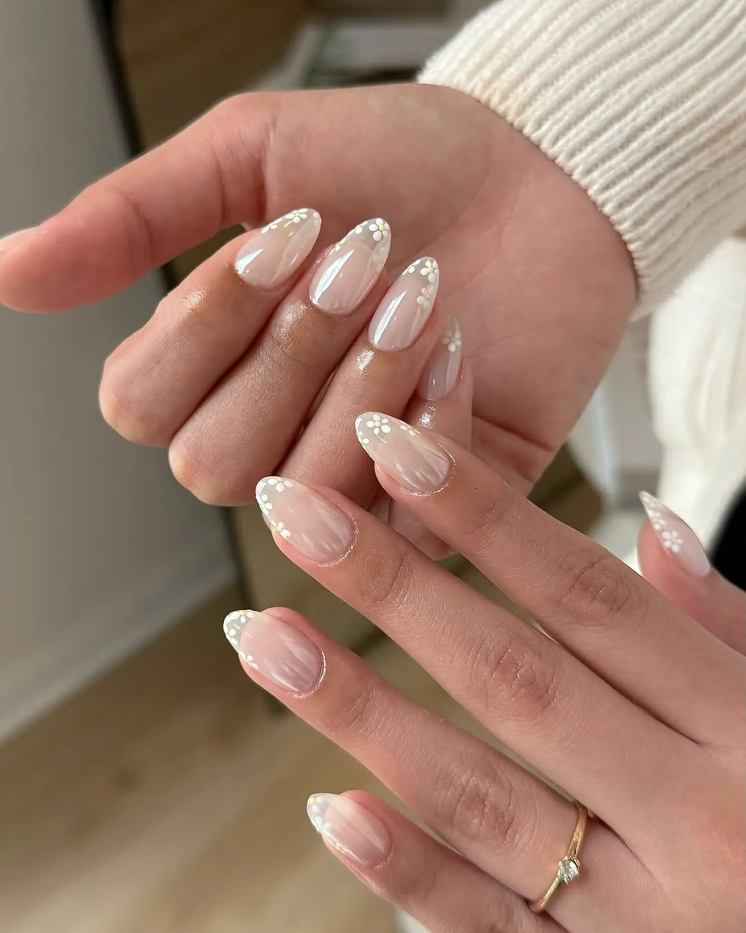 Delicate Daisies summer white nail designs